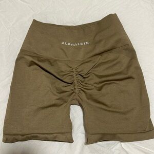 Alphalete Amplify Short 4.5in Chai - size M